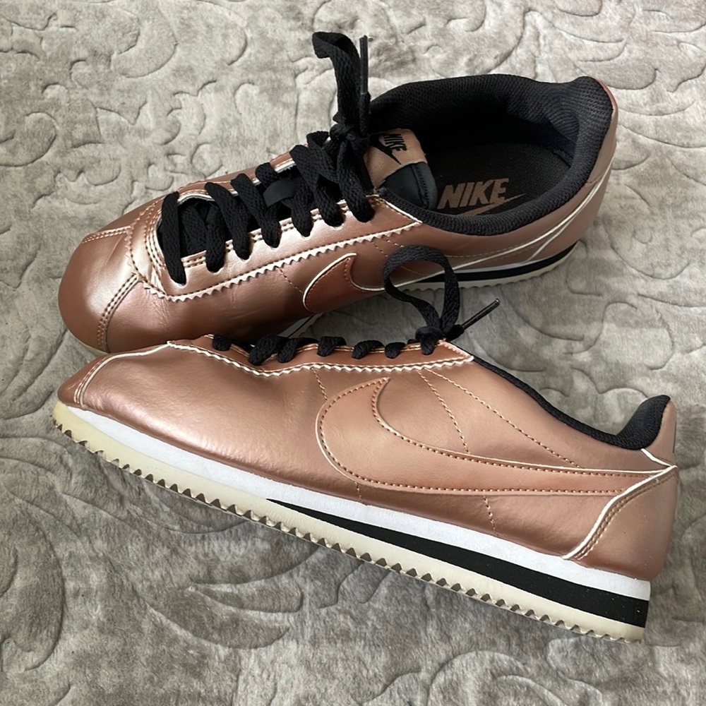 Nike Women’s Sneakers in Rose Gold and Black